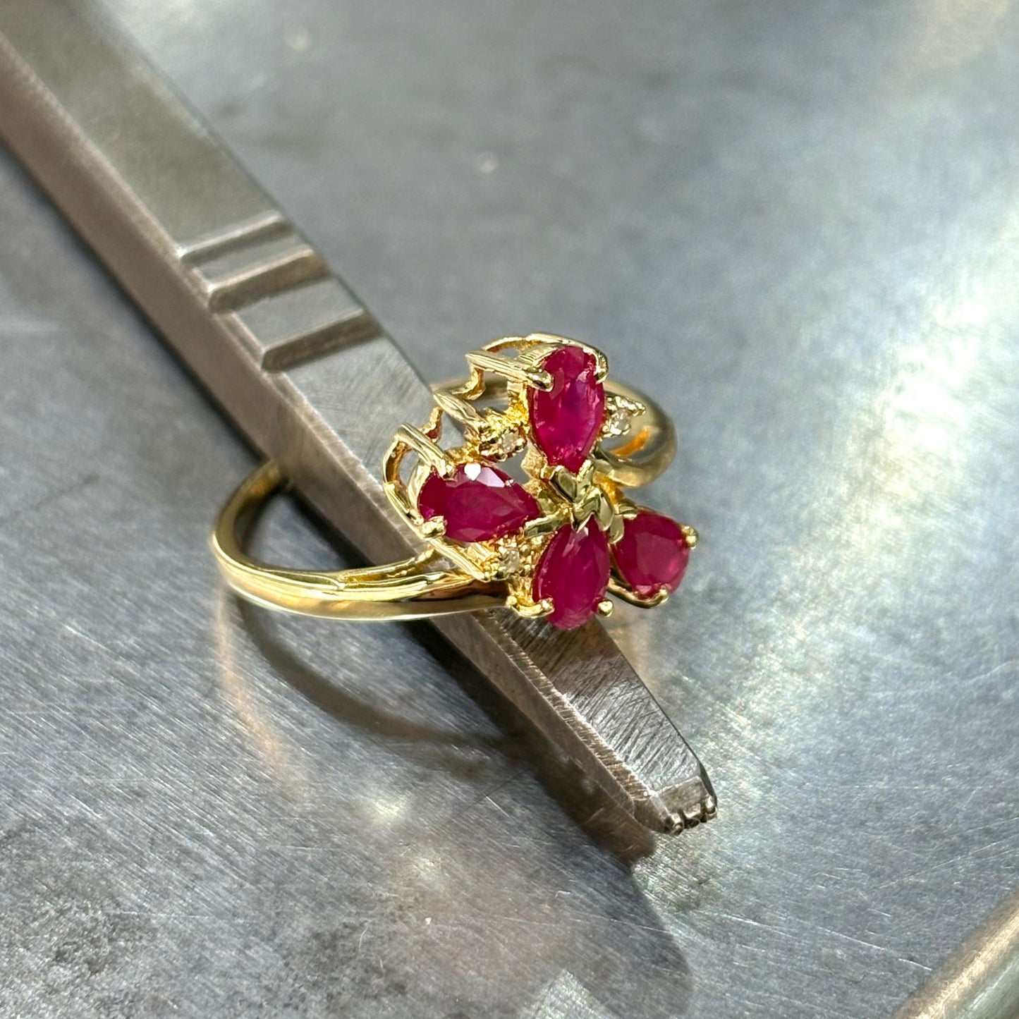 Bague Florale - Or Jaune 750 Rubis & Diamants