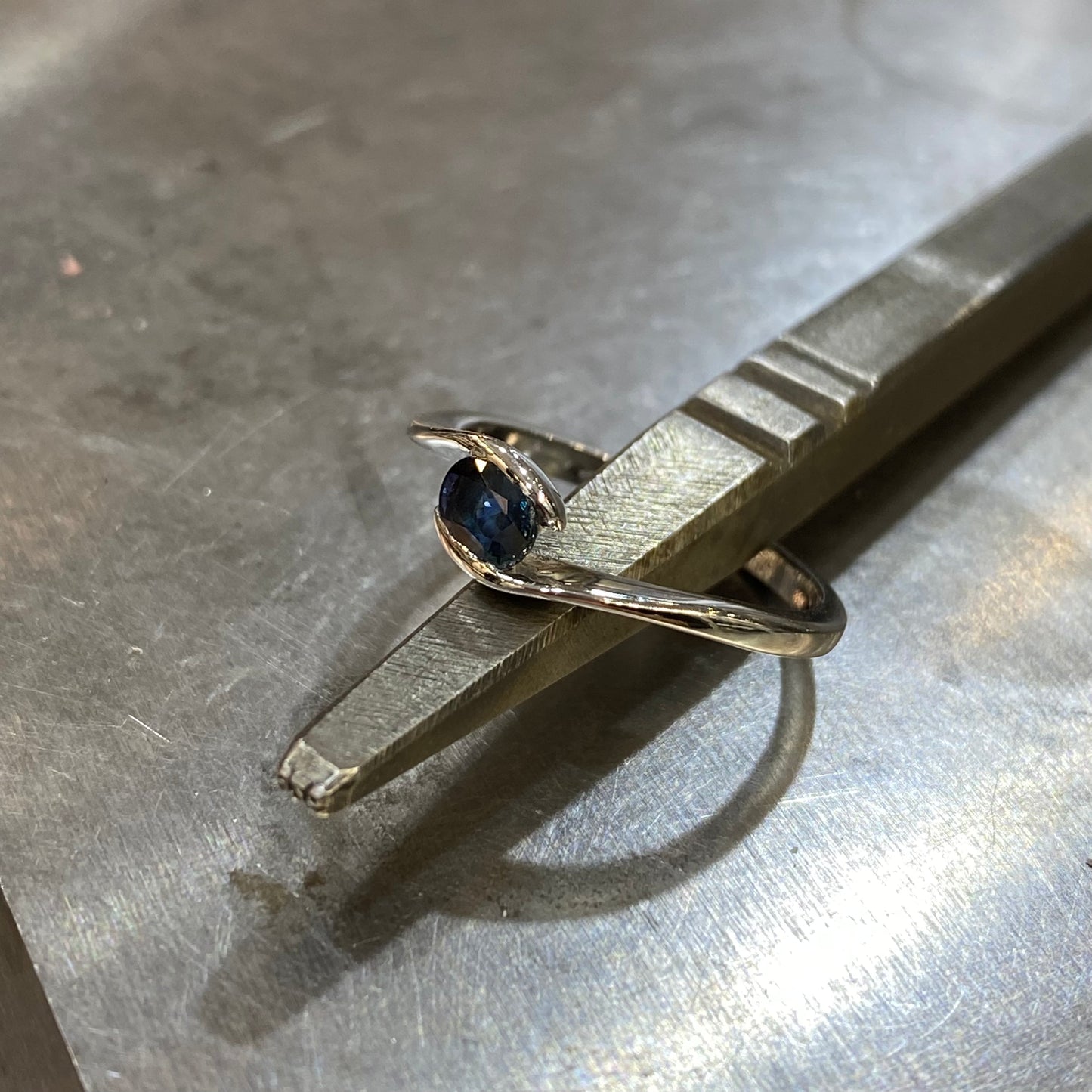 Bague - Or Blanc 750 & Saphir Création Fremont