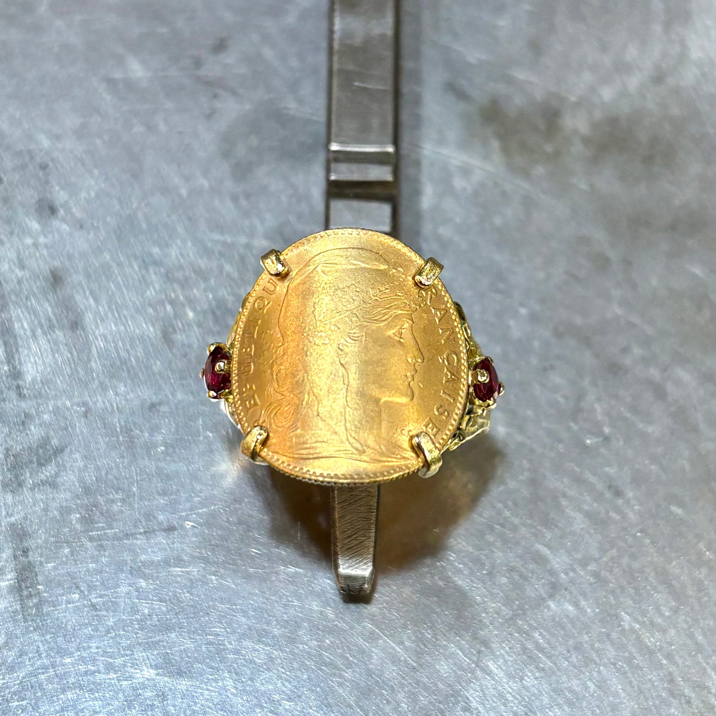 Bague Pièce - Or Jaune 750 & Pièce 10 Francs Marianne Coq & Rubis