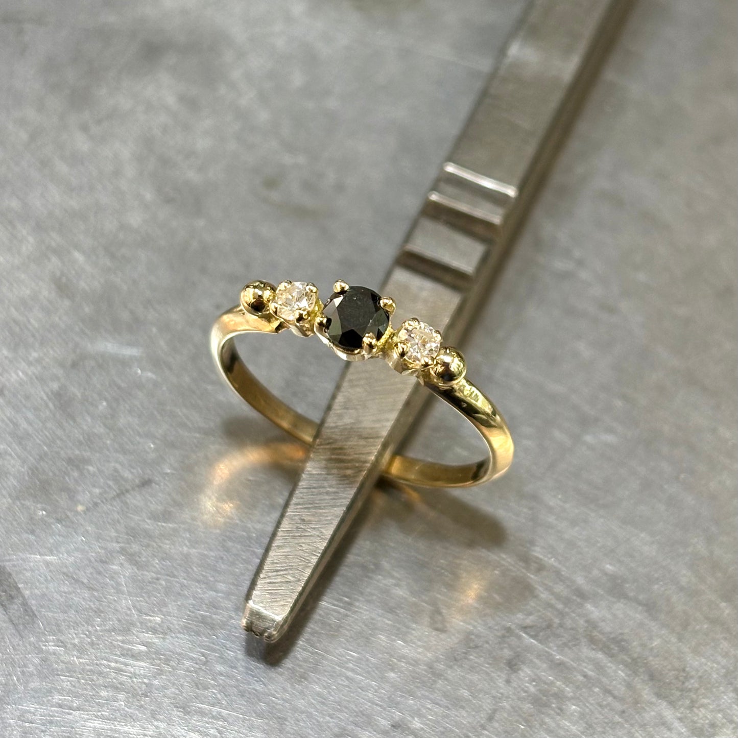 Bague Ponyo - Or Jaune 750 & Diamants Noir