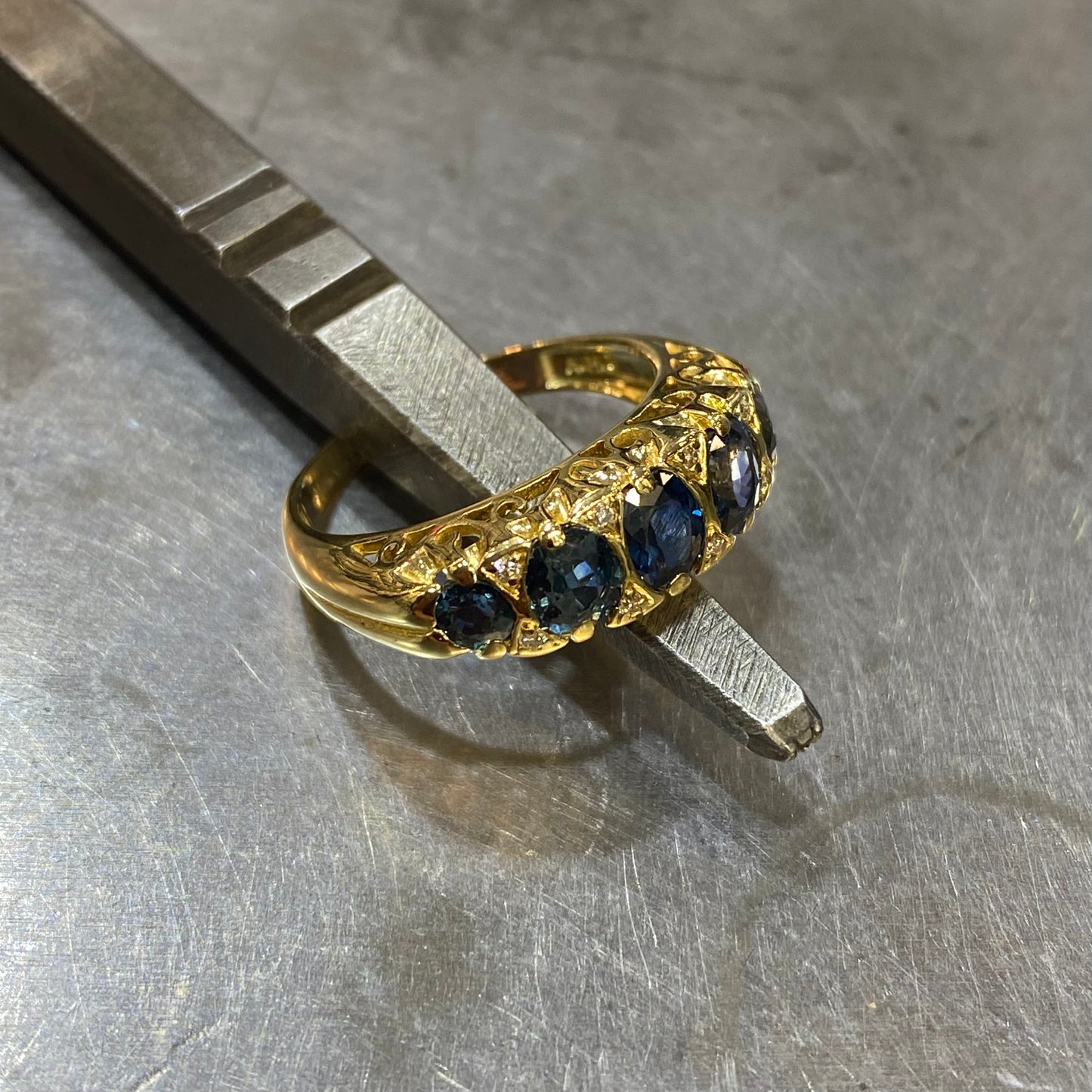 Bague Art Déco - Or Jaune 750 Saphirs & Diamants