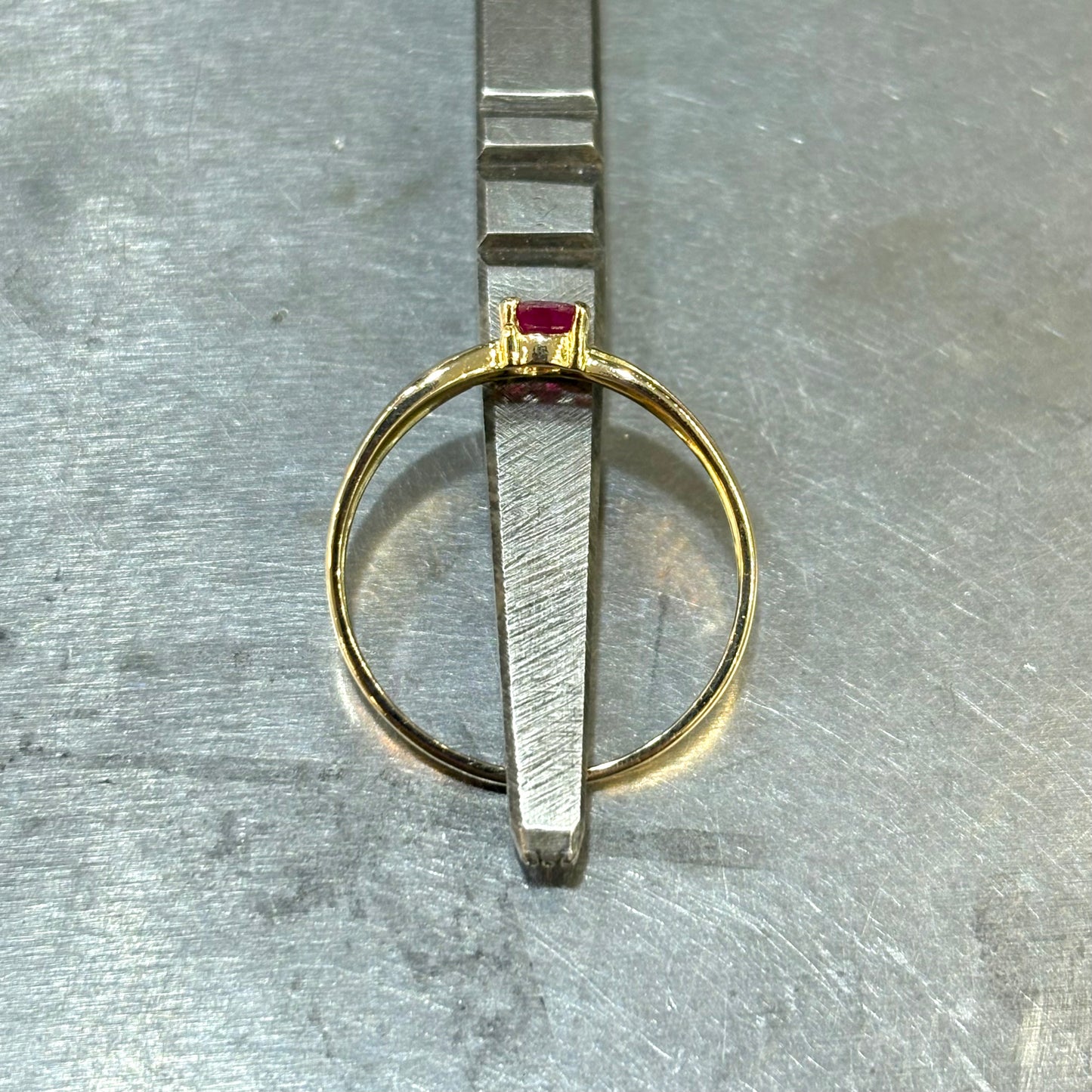 Bague Entrelacs - Or Jaune 750 & Rubis