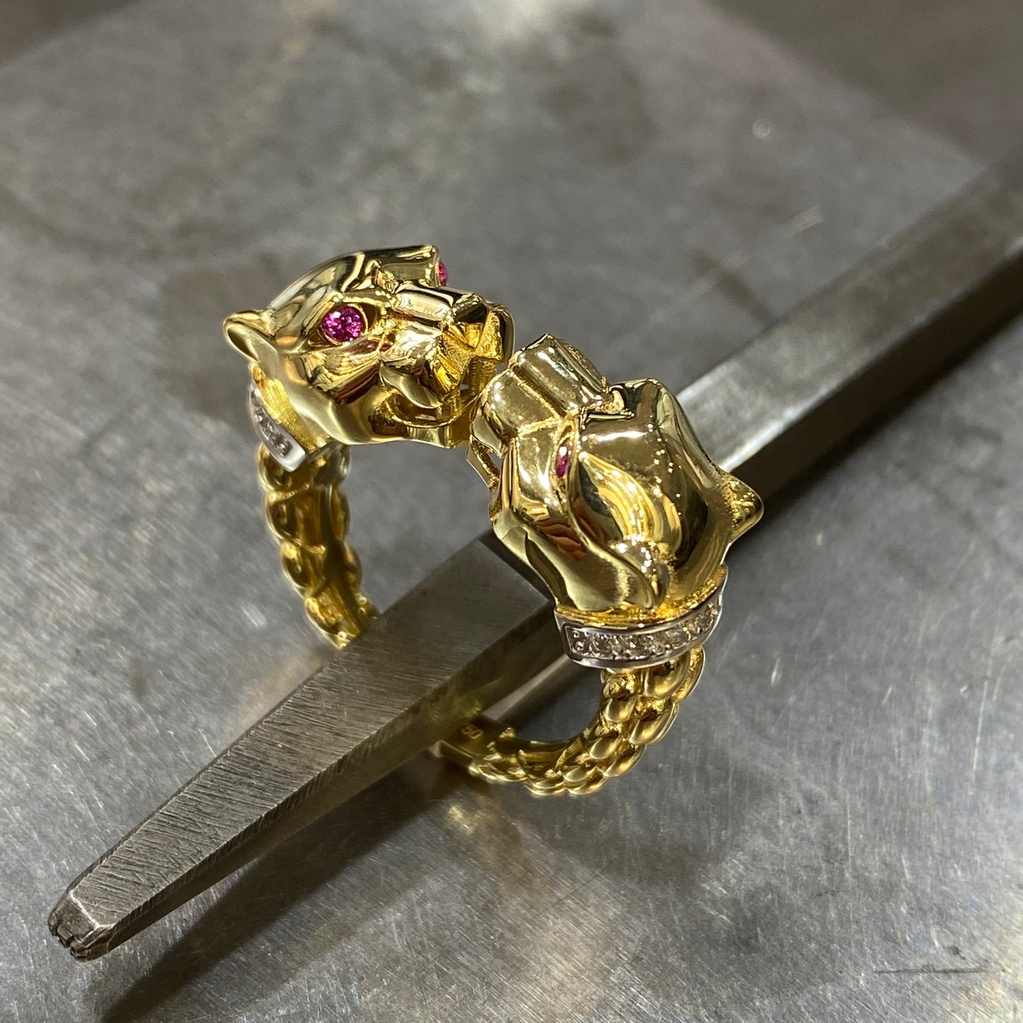 Bague Chevalière Panthère - Or Jaune 750 & Zircons