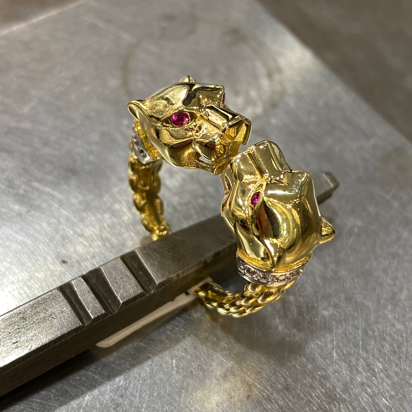 Bague Chevalière Panthère - Or Jaune 750 & Zircons