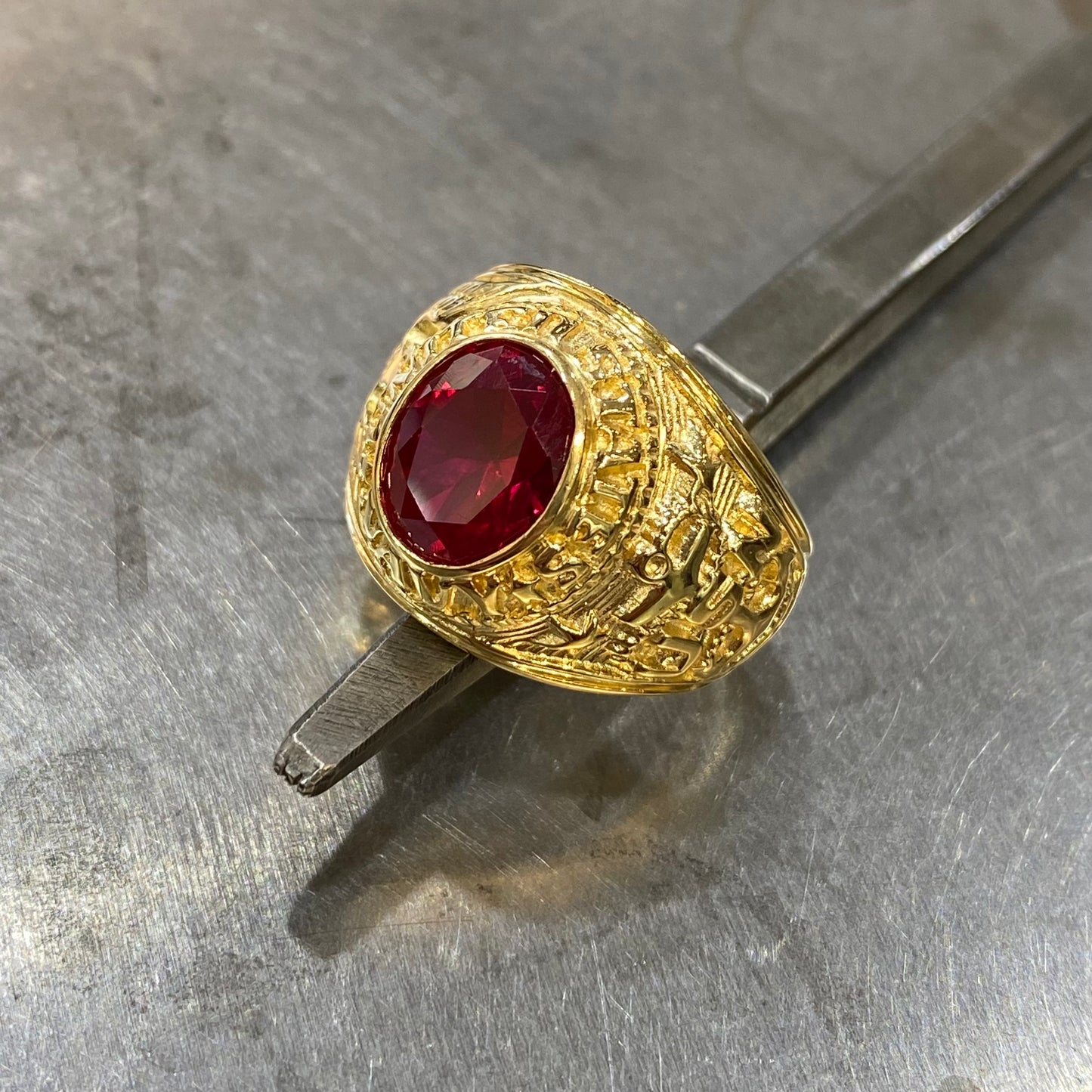 Bague Chevalière Universitaire - Or Jaune 750 & Zircons