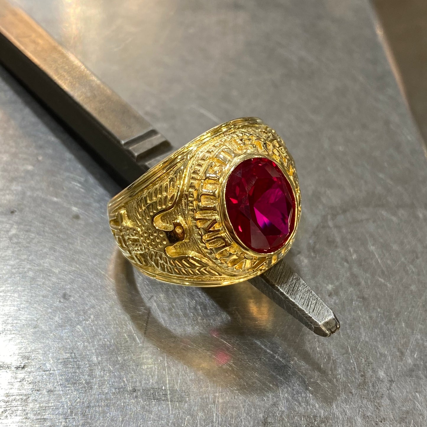 Bague Chevalière Universitaire - Or Jaune 750 & Zircons