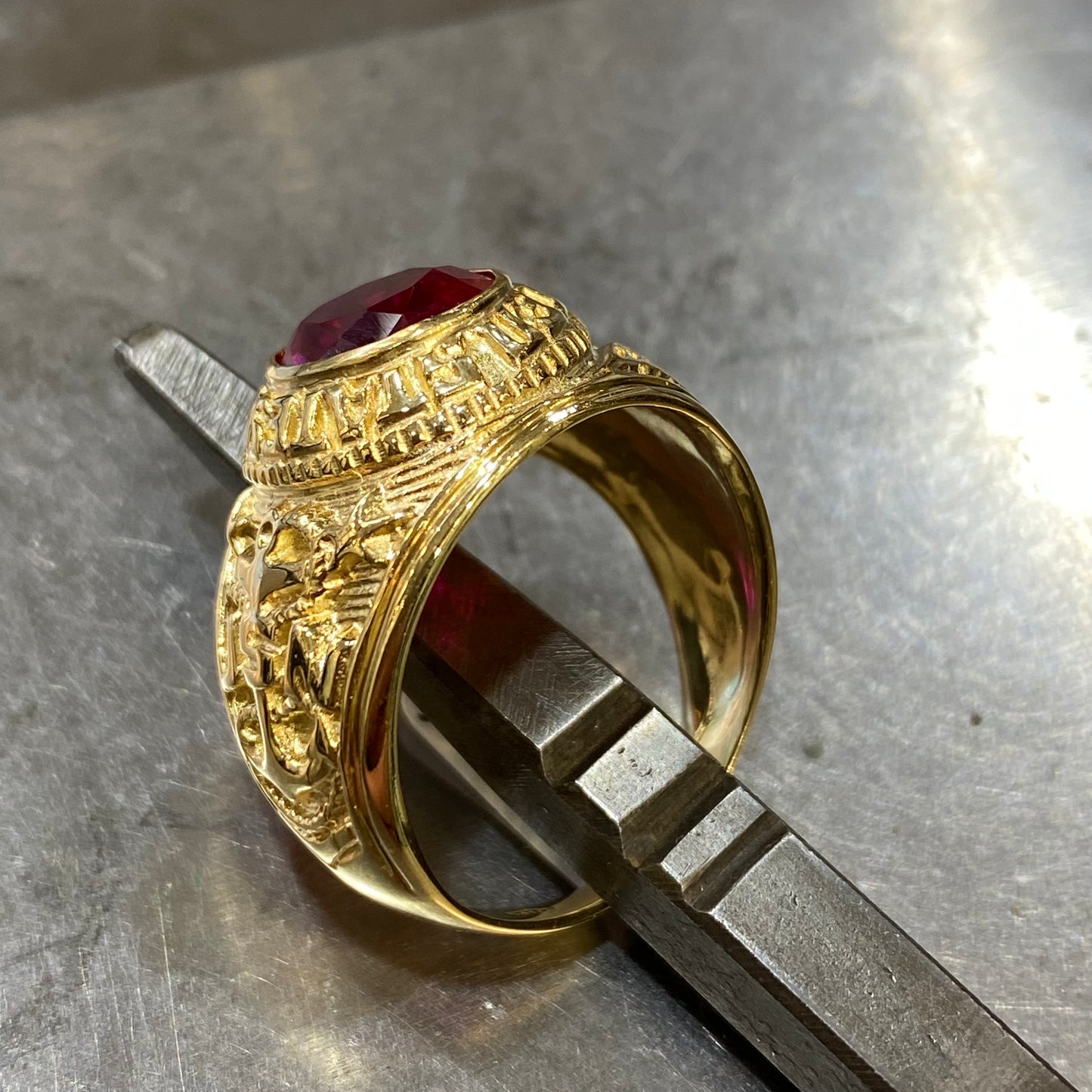 Bague Chevalière Universitaire - Or Jaune 750 & Zircons Neuf