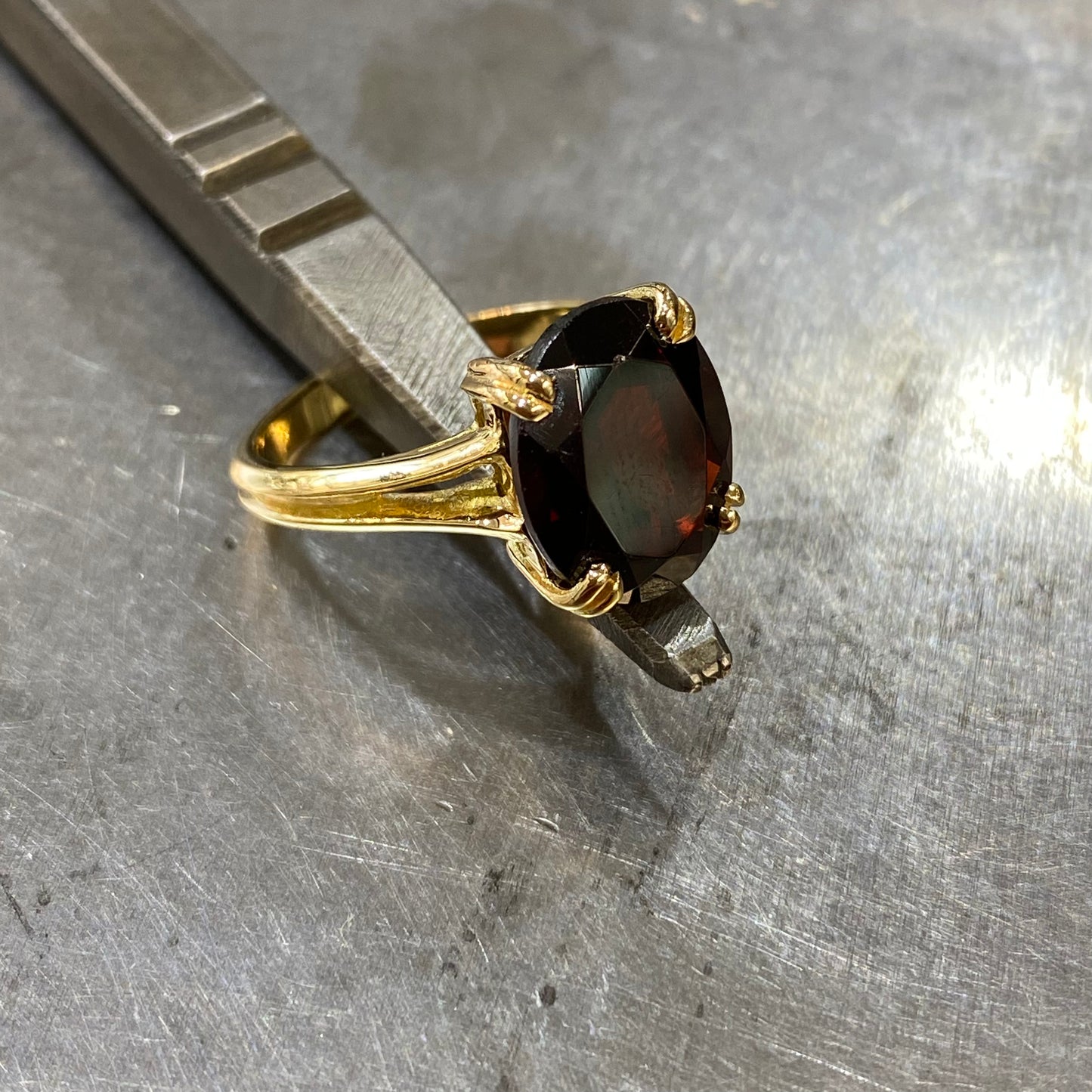 Bague - Or Jaune 750 & Grenat Création Fremont