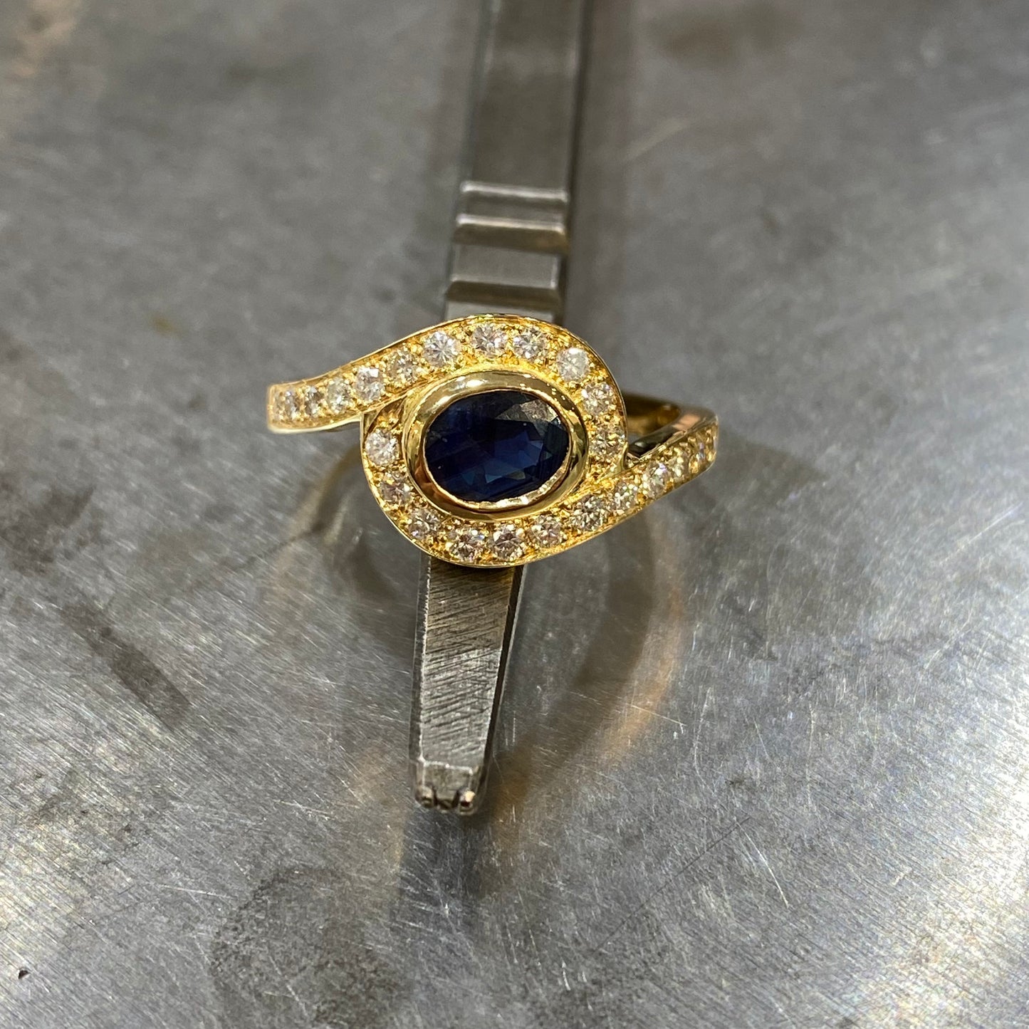 Bague - Or Jaune 750 Saphir & Diamants Création Fremont