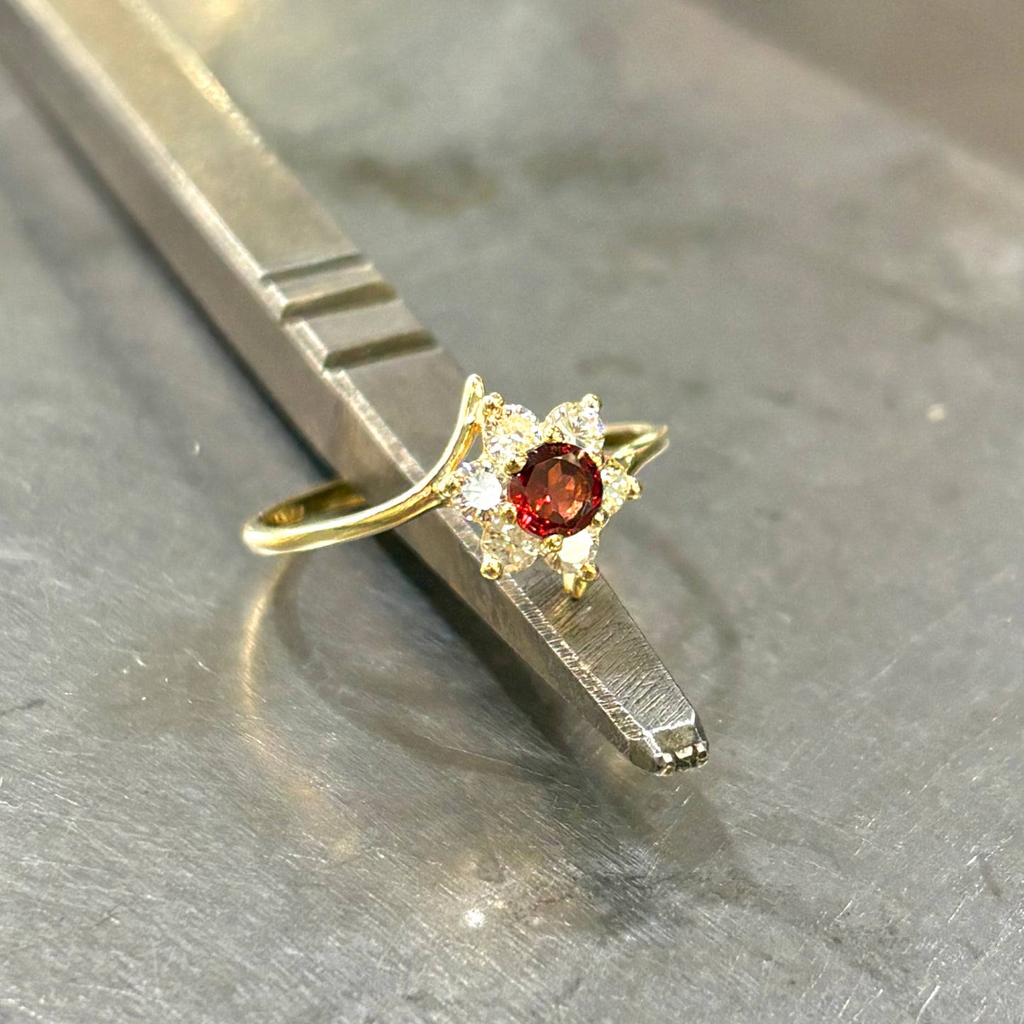 Bague Marguerite - Or Jaune 750 Grenat & Diamants