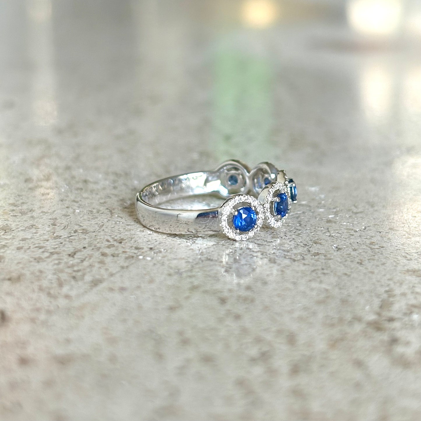 Bague Demi-Alliance Halo - Or Blanc 750 Saphirs & Diamants