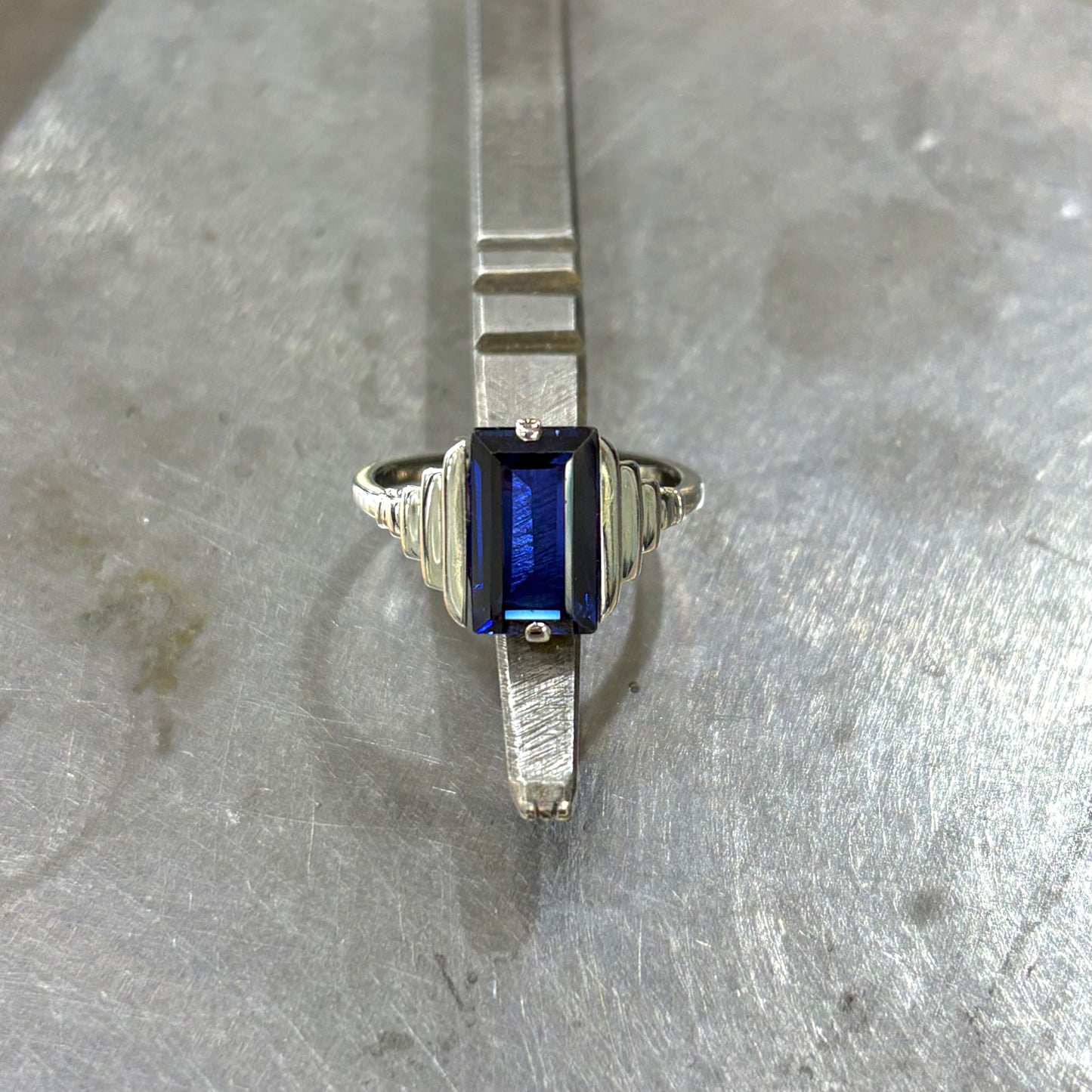 Bague Vintage Art Déco - Or Blanc 750 & Saphir de Verneuil