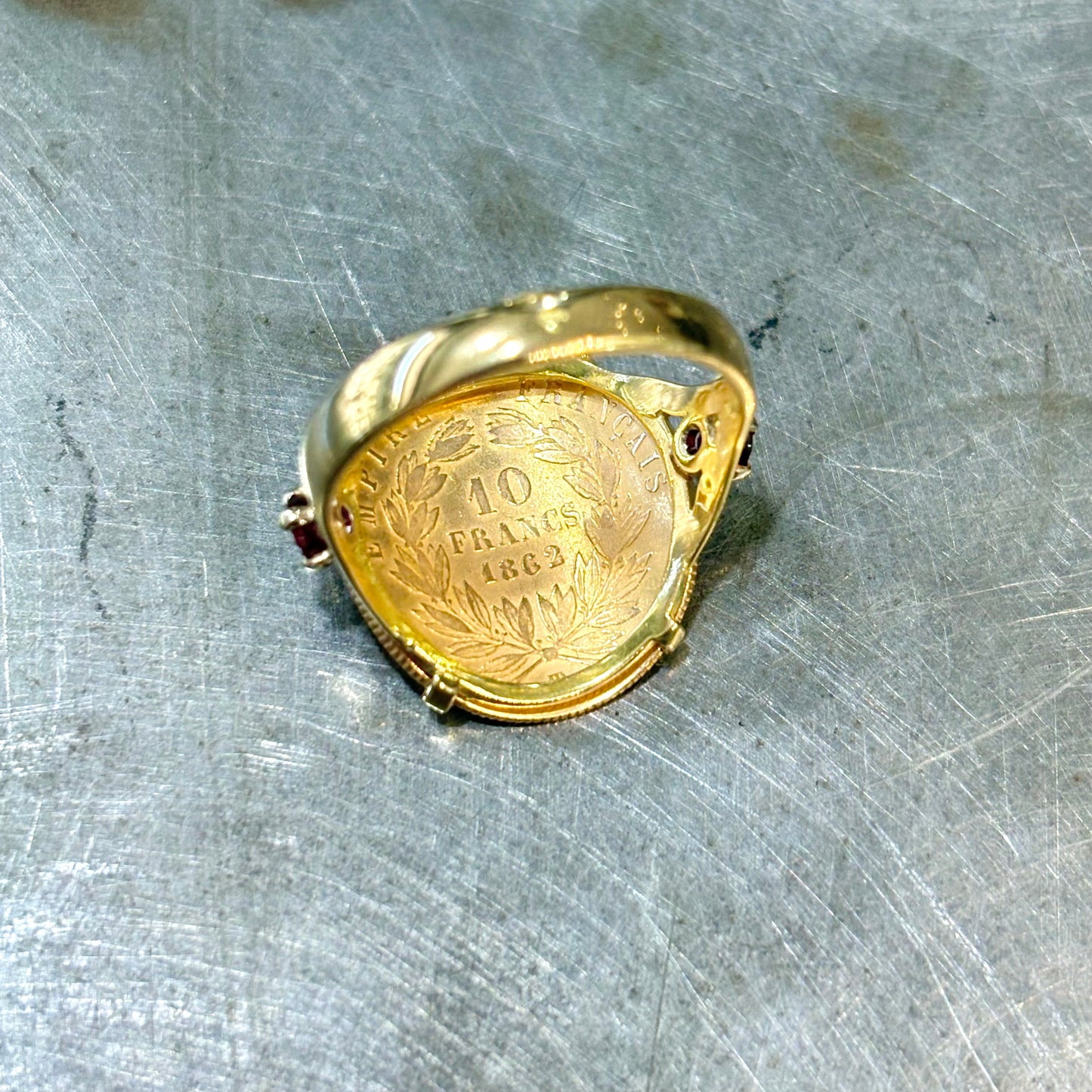 Bague Pièce - Or Jaune 750 & Pièce 10 Francs Napoléon & Rubis