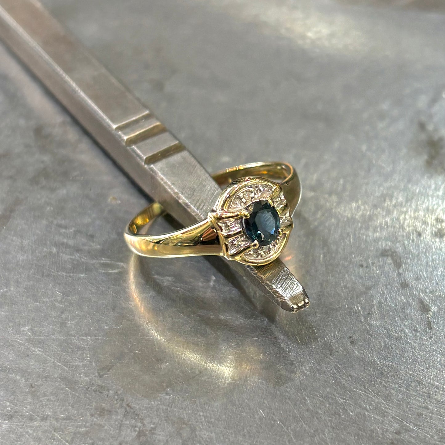 Bague Entourage - Or Jaune Diamants & Saphir
