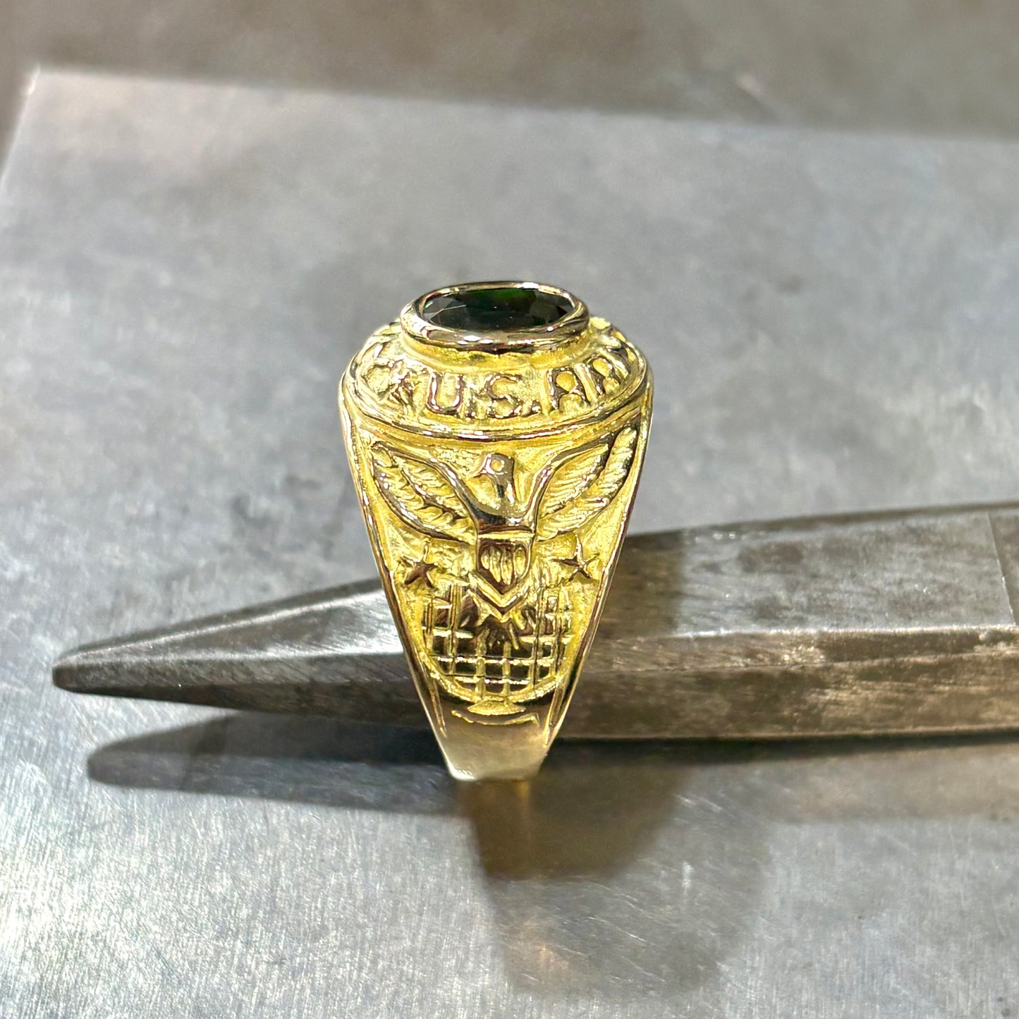 Bague Chevalière Universitaire - Or Jaune 750 & Saphir