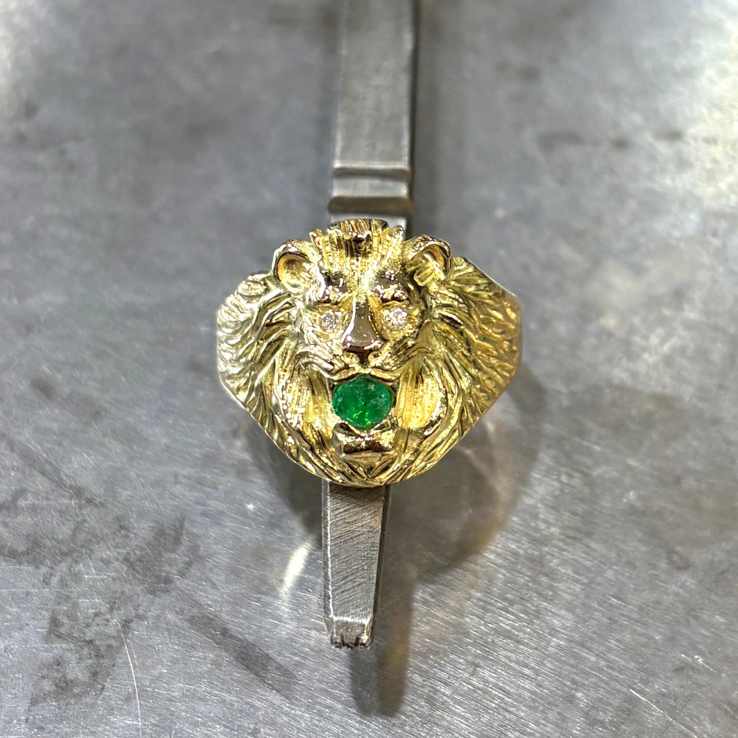 Bague Chevalière Lion - Or Jaune 750 Diamants & Émeraude