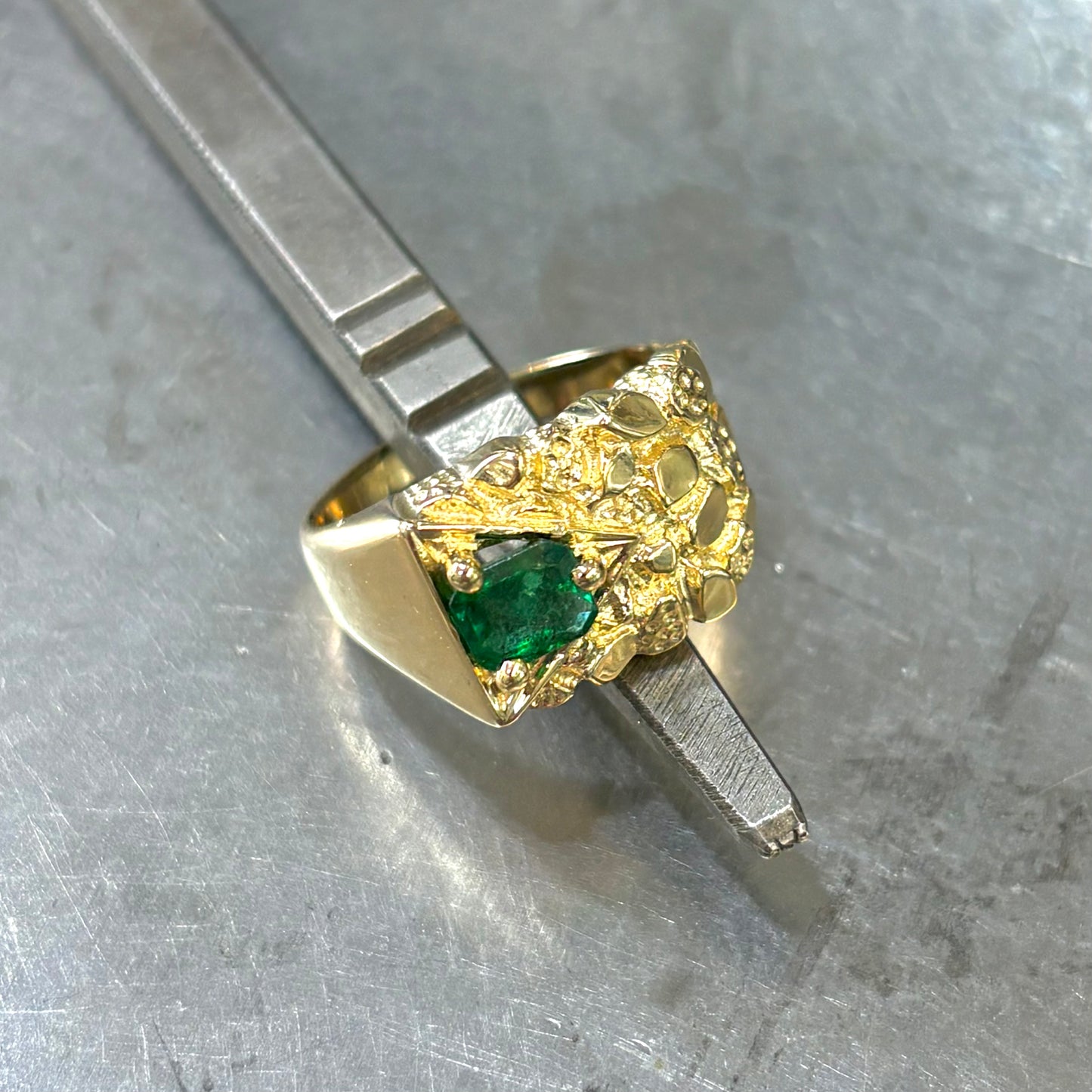Bague Chevalière Pépite - Or Jaune 750 & Émeraude