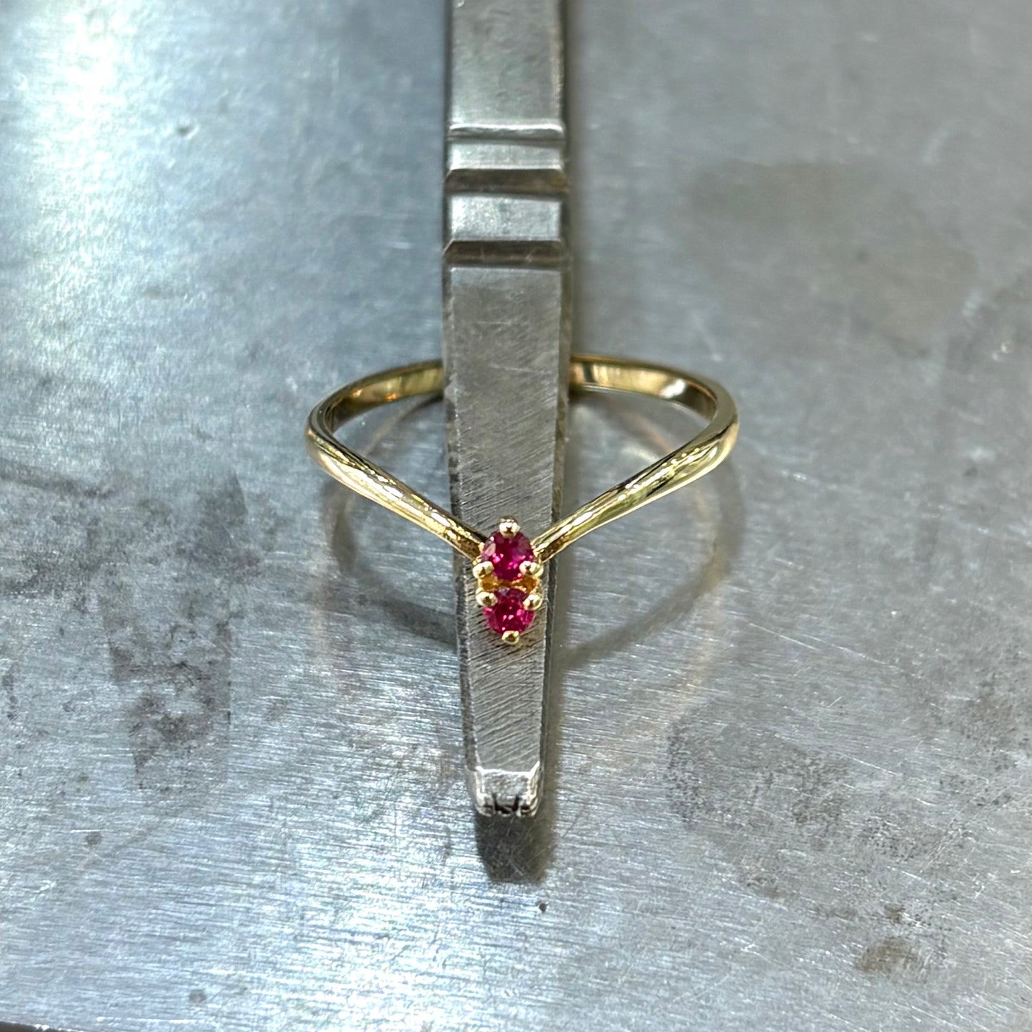 Bague V - Or Jaune 750 & Rubis