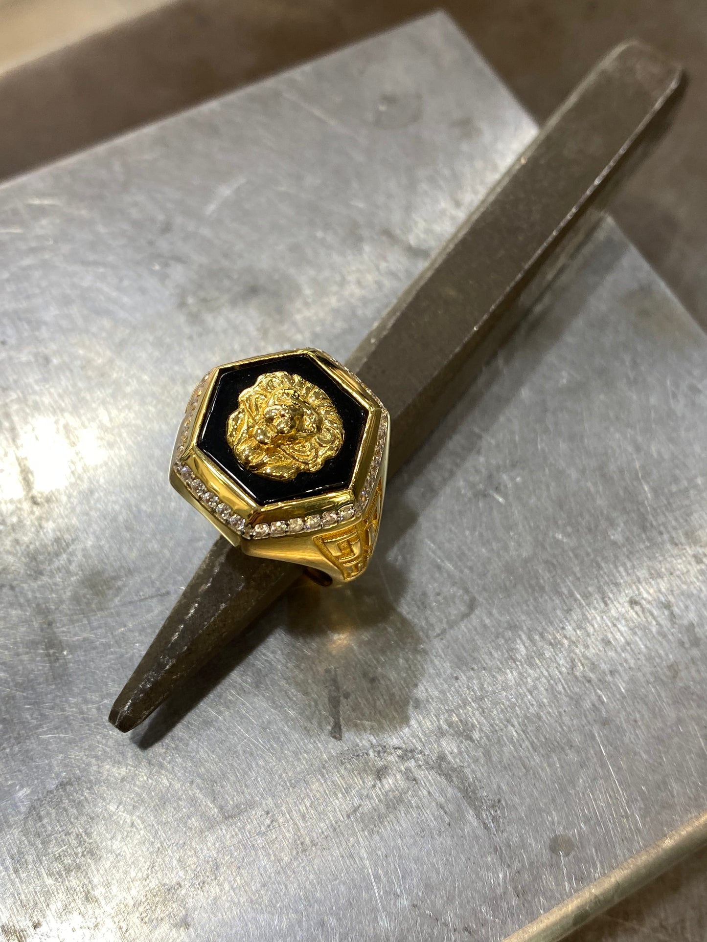 Bague Chevalière Lion - Or Jaune 750 Onyx & Zircon Neuf