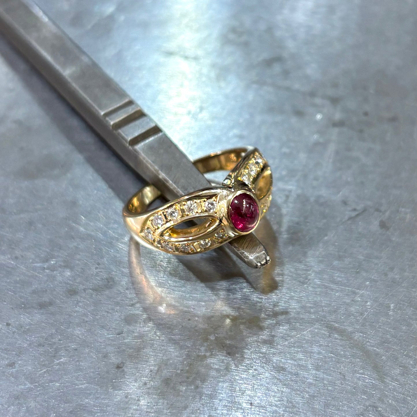 Bague Entrelacs - Or Jaune 750 Rubis & Diamants