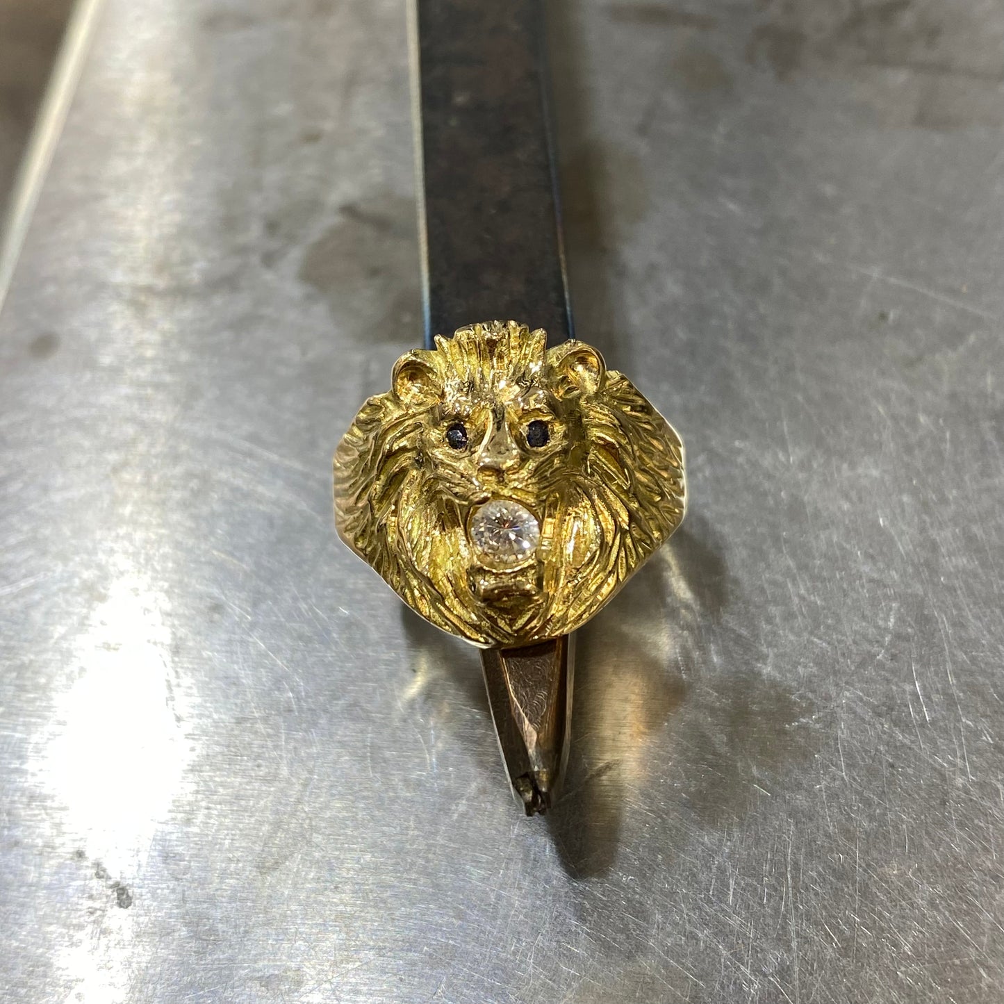 Bague Chevalière Lion - Or Jaune 750 Diamant & Saphirs