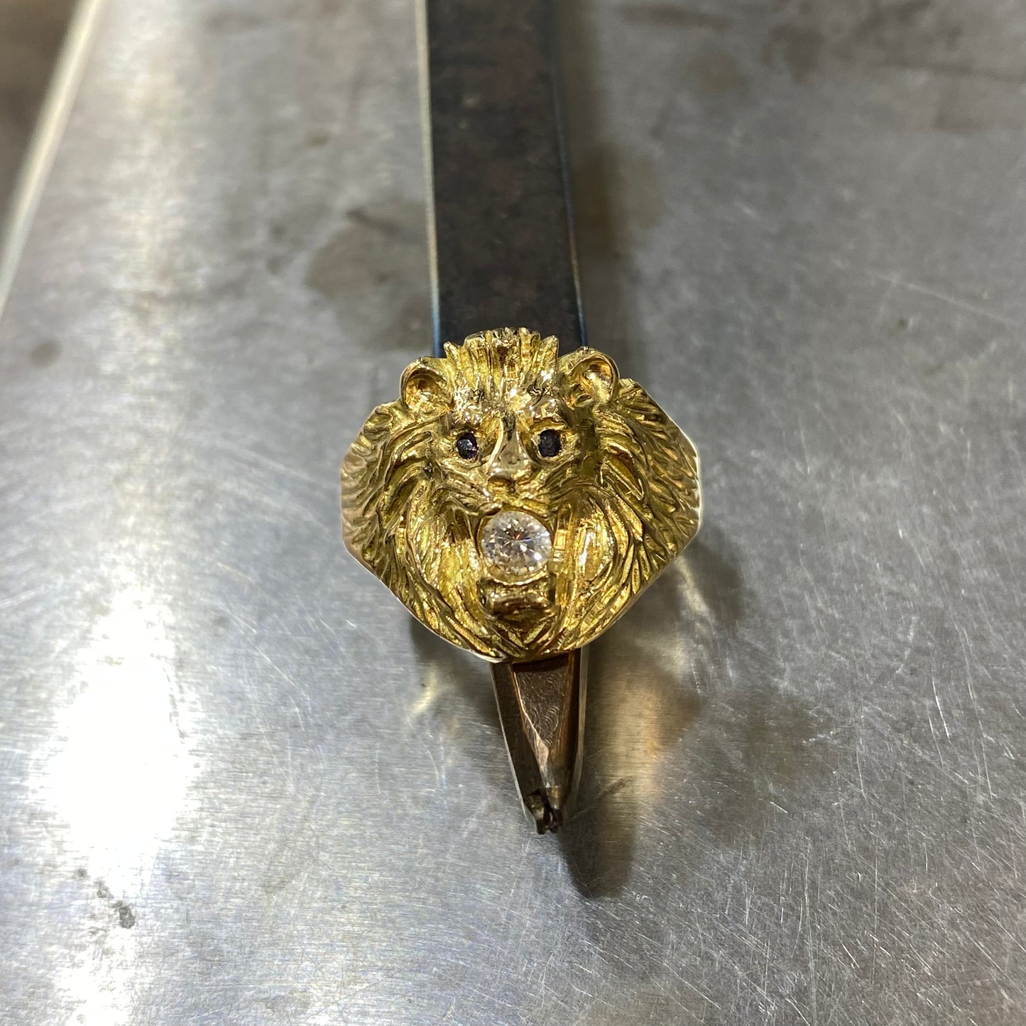 Bague Chevalière Lion - Or Jaune 750 Diamant & Saphirs Création Fremont