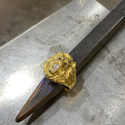 Bague Chevalière Lion - Or Jaune 750 Diamant & Saphirs