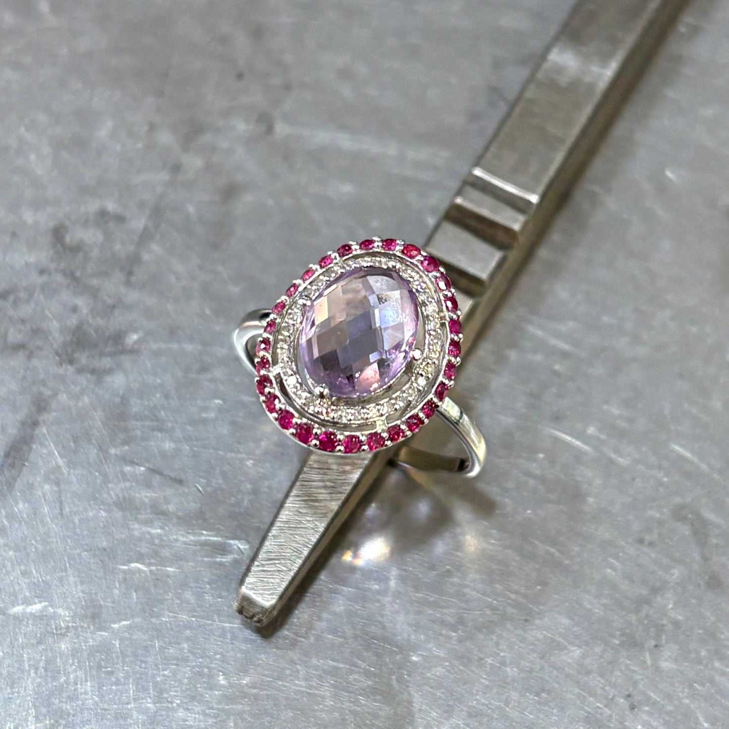 Bague Entourage - Or Blanc 750 Améthyste, Diamants & Rubis