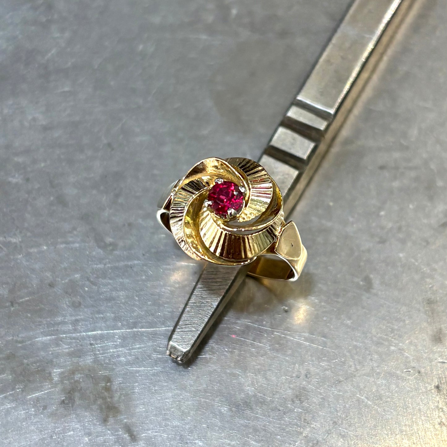 Bague Tourbillon Vintage - Or Jaune 750 & Rubis