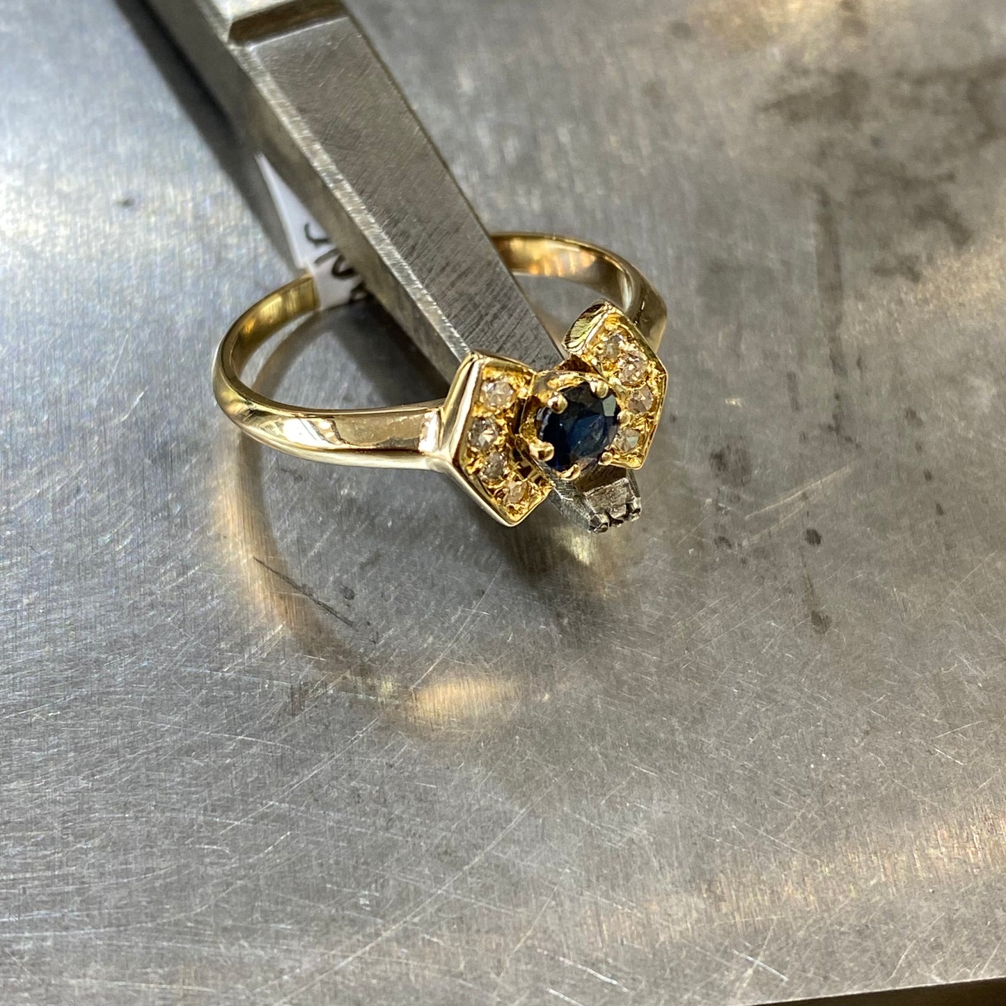 Bague - Or Jaune 750 Saphir & Diamants
