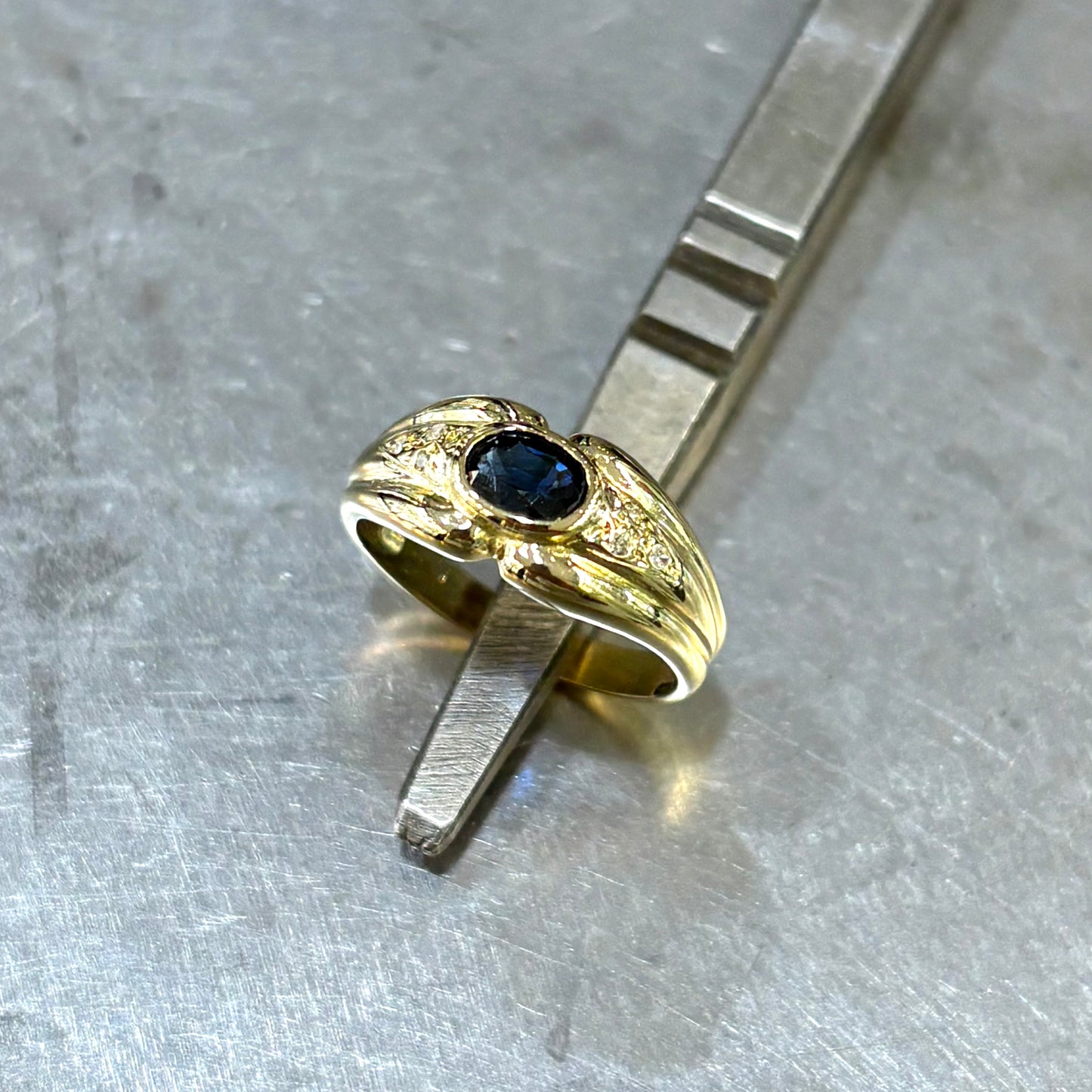 Bague Jonc - Or Jaune 750 & Saphir