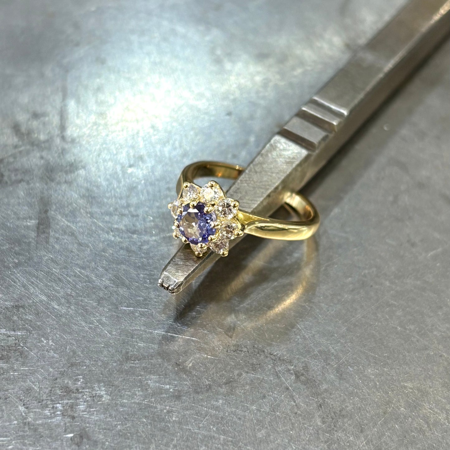 Marguerite Ring - 750 Yellow Gold Tanzanite & Diamonds