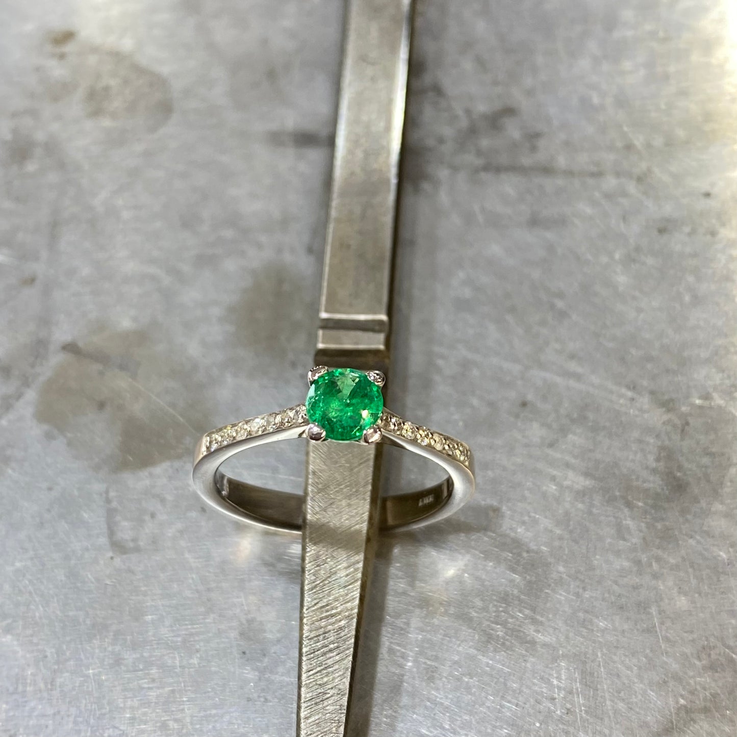 Bague - Or Blanc 750 Émeraude & Diamants Neuf