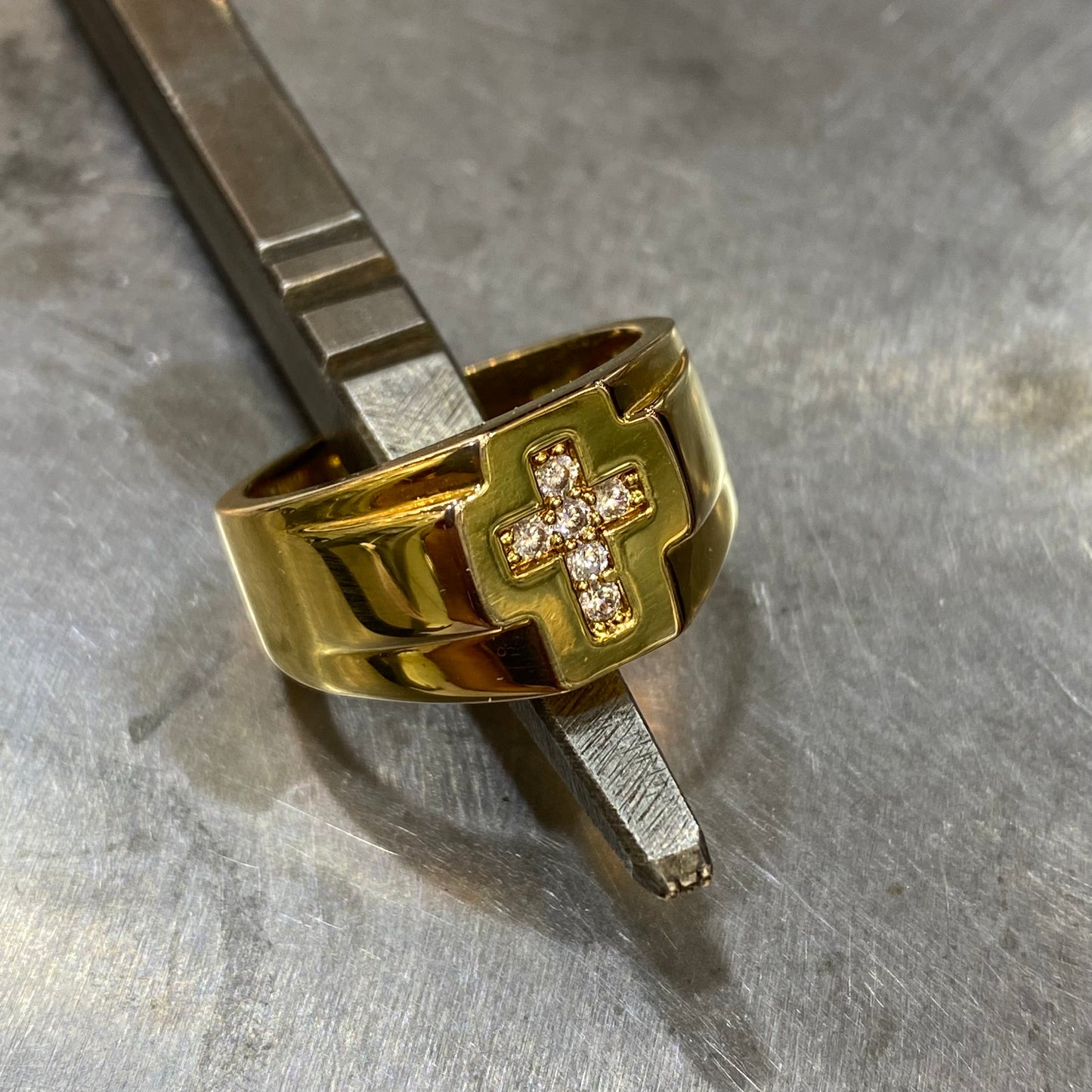 Bague Chevalière Croix - Or jaune 750 & Diamants