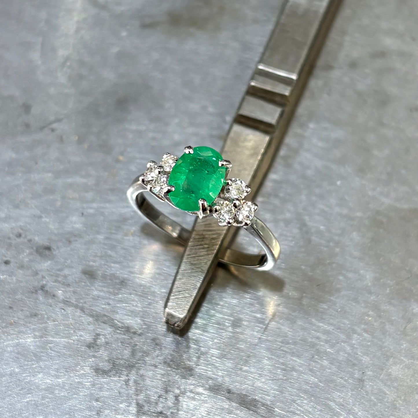 Bague Nausicaä Médium - Or Blanc 750 Émeraude & Diamants