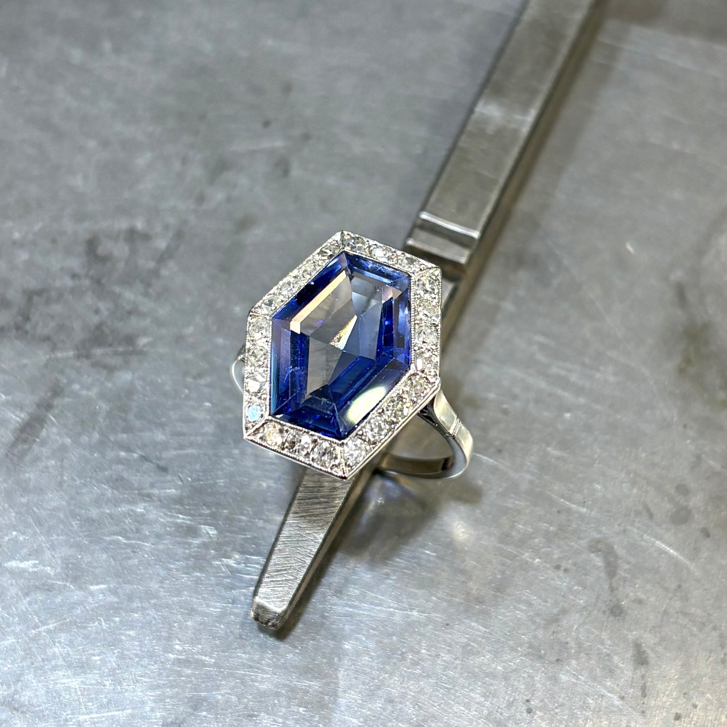 Bague Vintage Art Déco - Platine 950 Diamants & Saphir de Verneuil