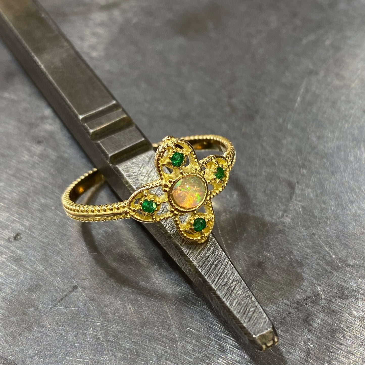 Bague Céleste - Or Jaune 750 Opale & Émeraudes Création Fremont