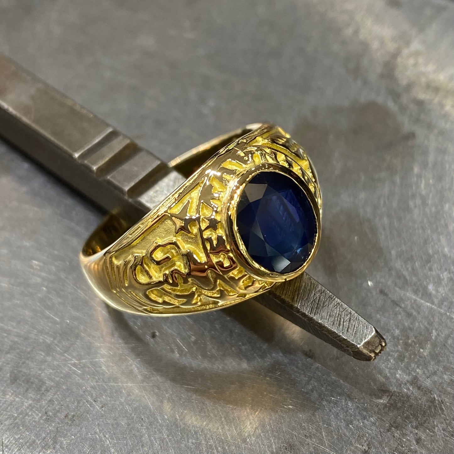 Bague Chevalière Universitaire - Or Jaune 750 & Saphir