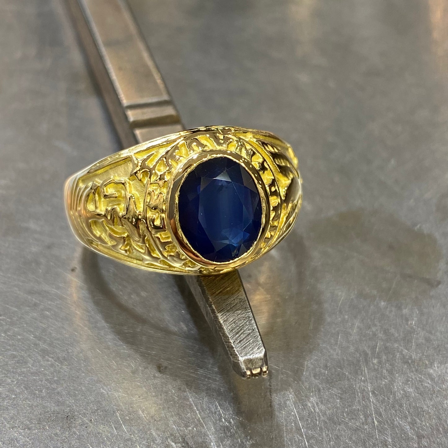 Bague Chevalière Universitaire - Or Jaune 750 & Saphir