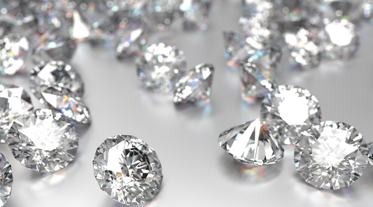 LA DIFFÉRENCE ENTRE UN DIAMANT NATUREL & SYNTHÉTIQUE
