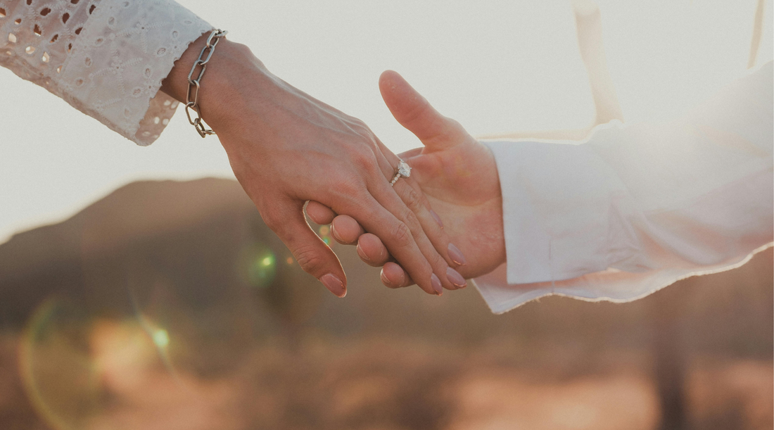 BAGUE DE PROMESSE : DÉFINITION ET SYMBOLIQUE