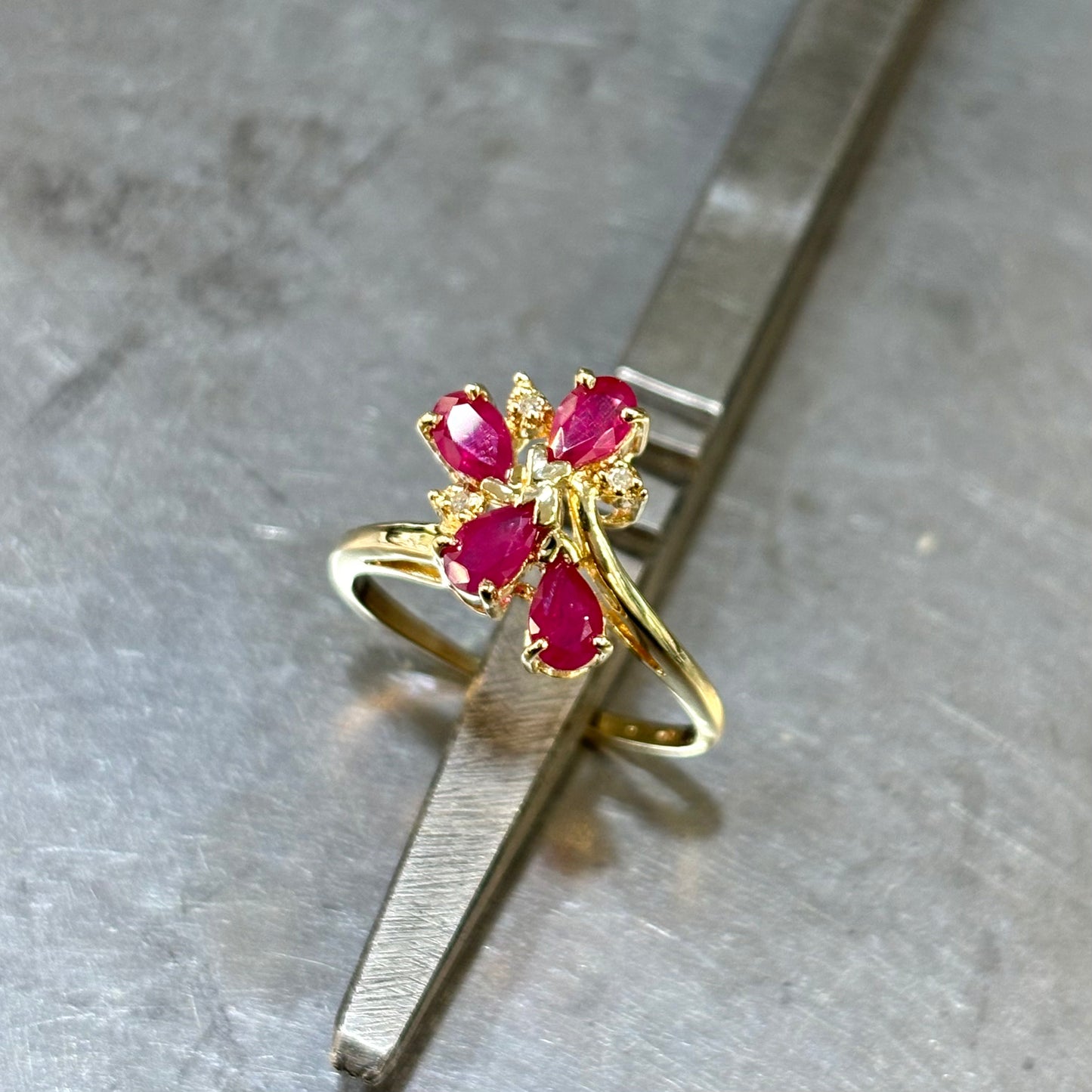 Bague Florale - Or Jaune 750 Rubis & Diamants