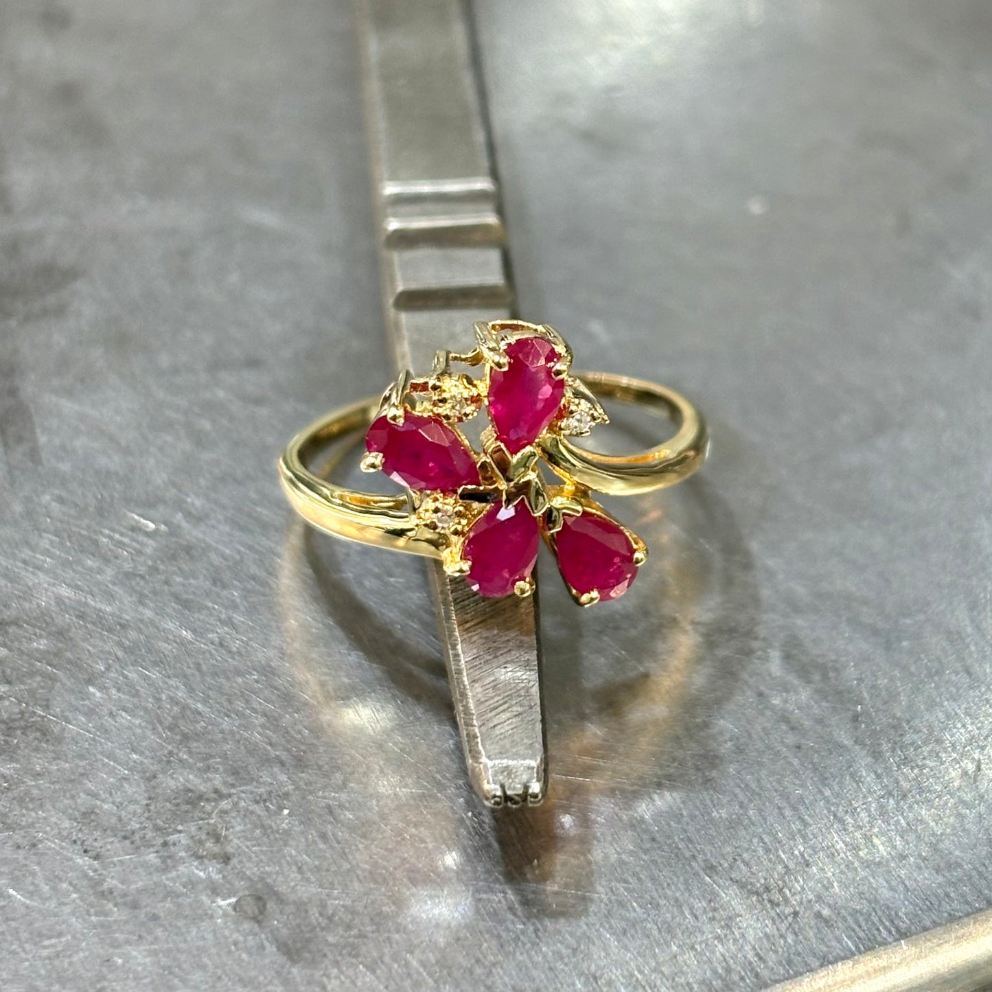Bague Florale - Or Jaune 750 Rubis & Diamants