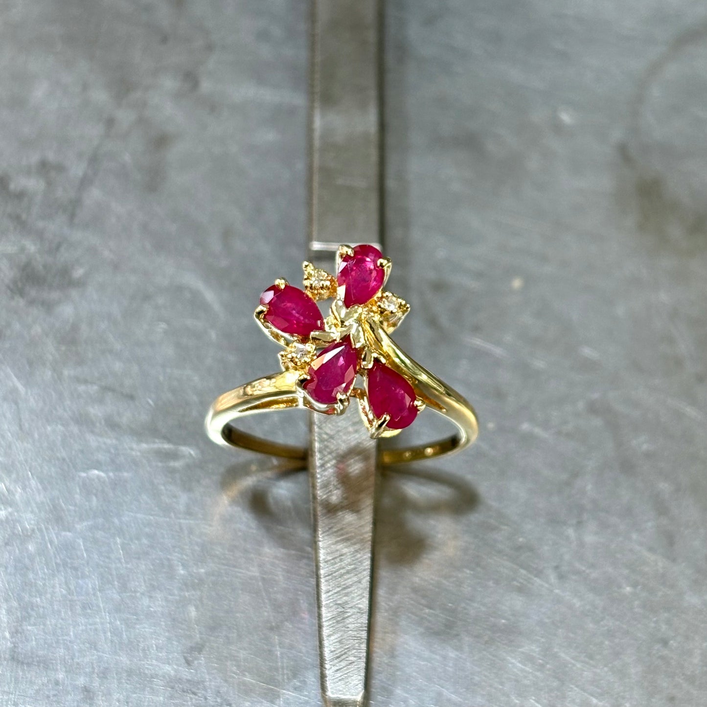 Bague Florale - Or Jaune 750 Rubis & Diamants