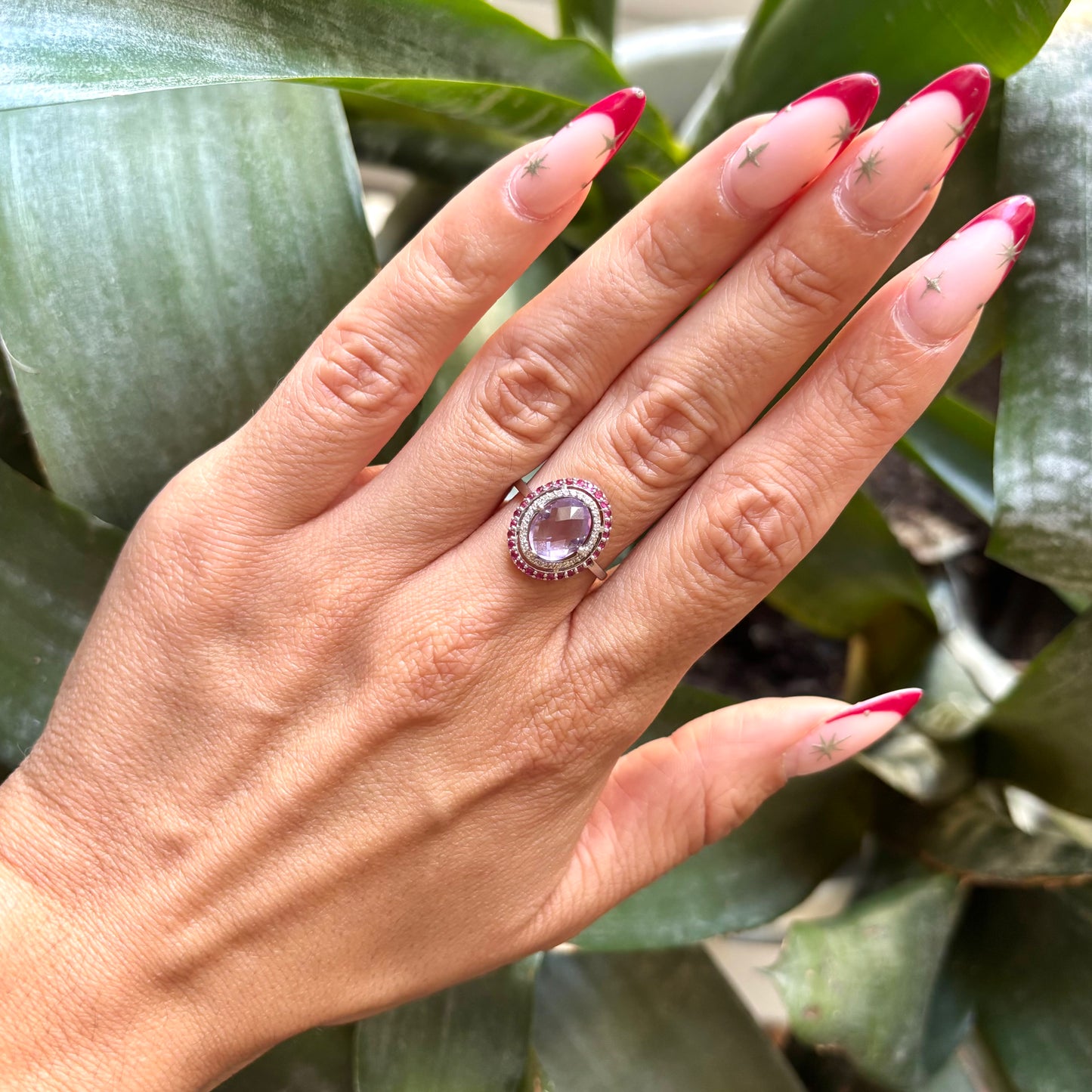 Bague Entourage - Or Blanc 750 Améthyste, Diamants & Rubis