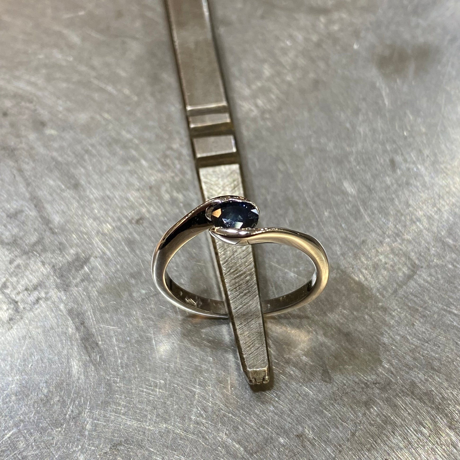 Bague - Or Blanc 750 & Saphir Création Fremont