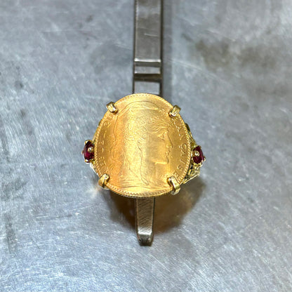 Bague Pièce - Or Jaune 750 & Pièce 10 Francs Marianne Coq & Rubis