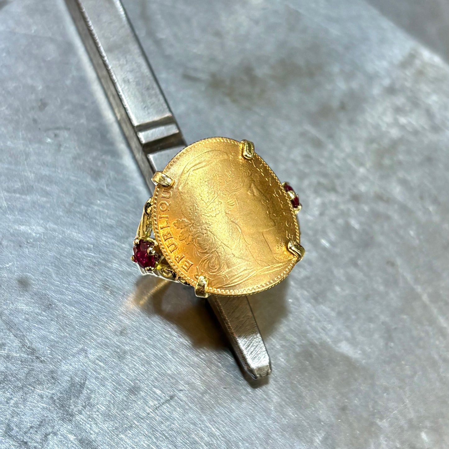 Bague Pièce - Or Jaune 750 & Pièce 10 Francs Marianne Coq & Rubis