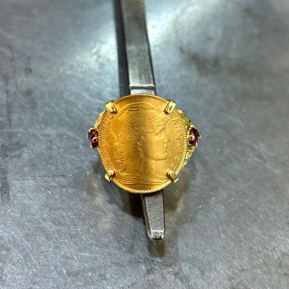 Bague Pièce - Or Jaune 750 & Pièce 10 Francs Marianne Coq & Rubis