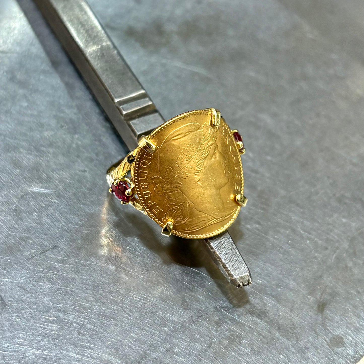 Bague Pièce - Or Jaune 750 & Pièce 10 Francs Marianne Coq & Rubis